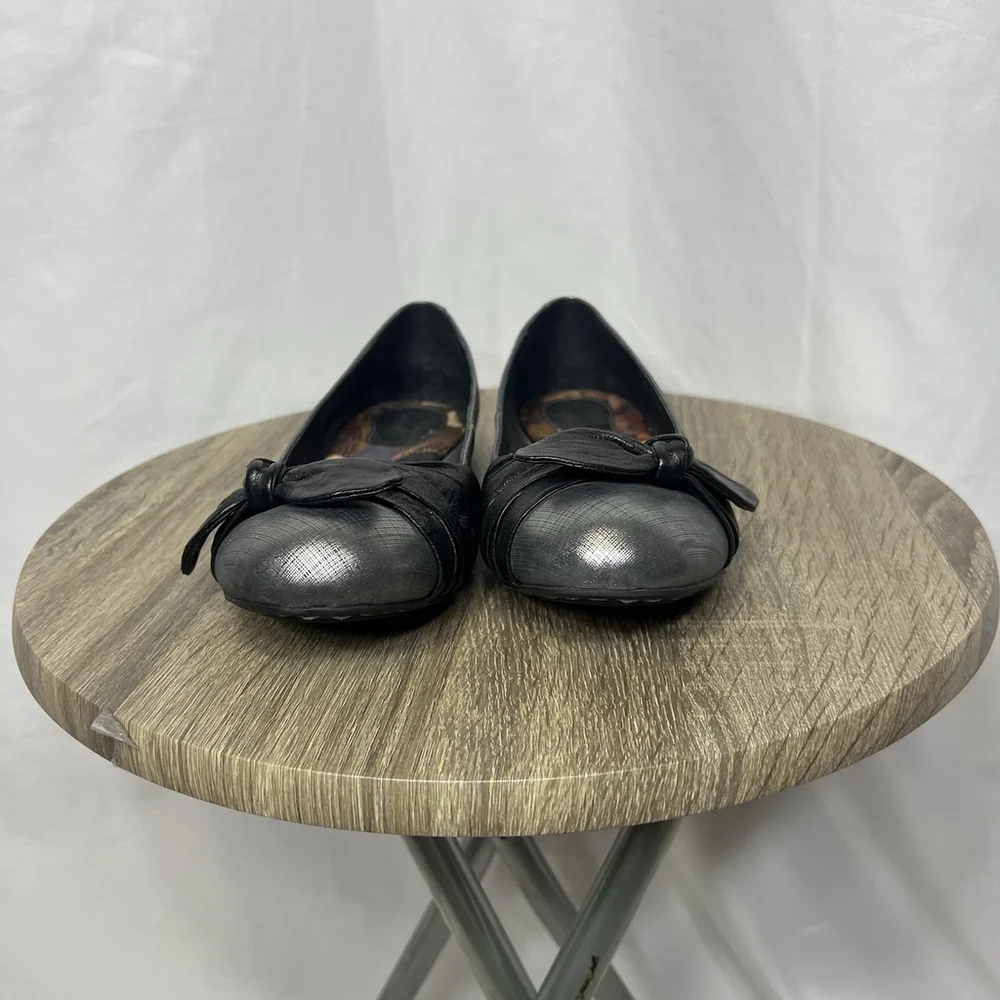 Born Ballet Flats Women’s Silver Black Leather Casual Bow Slip On Shoes Sz 8.5 - Picture 2 of 10